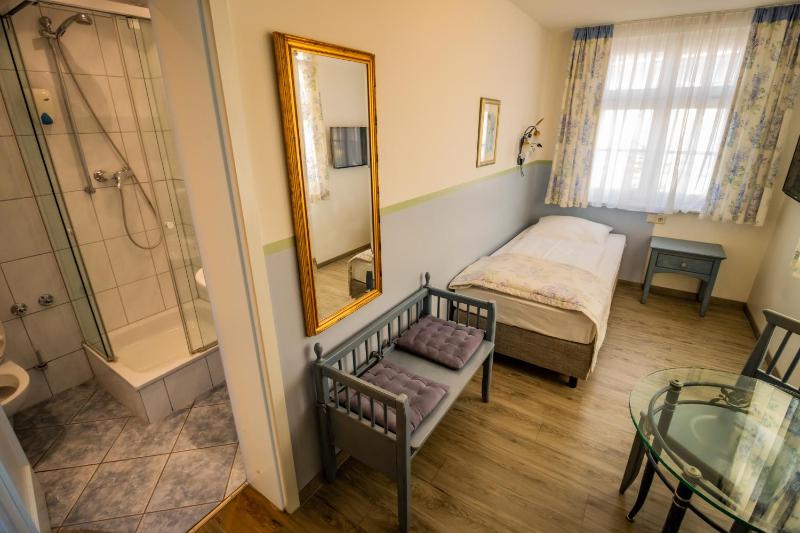 Single Room with Bathroom image 4