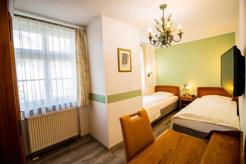 Twin Room with Bathroom image 4