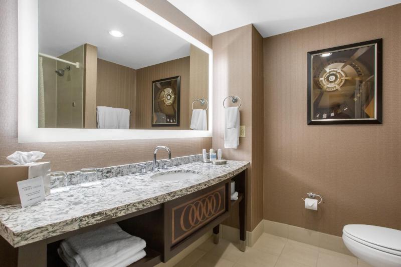 Premier Room – 1 King Bed image 2