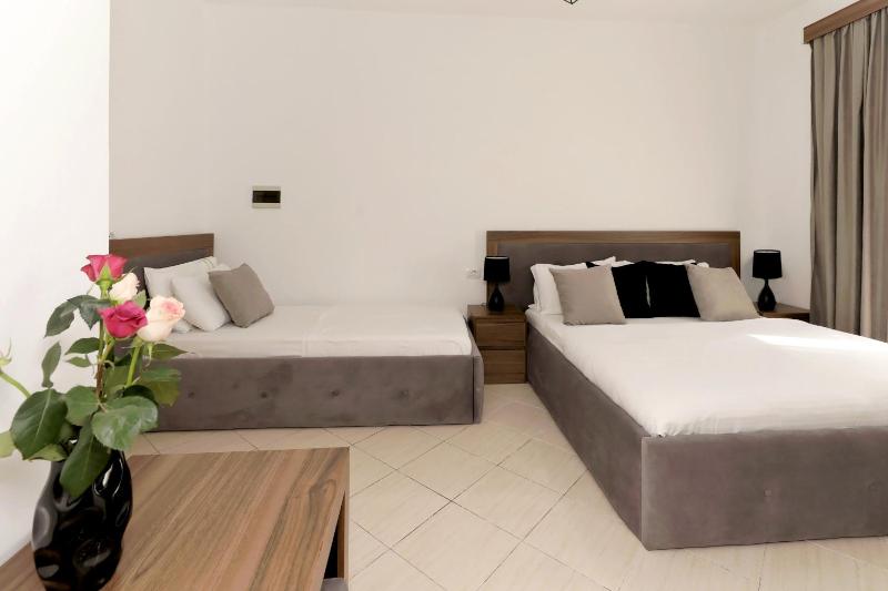 Triple Room with Balcony image 4