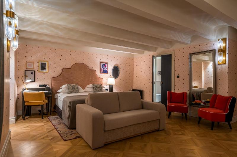 Superior Double or Twin Room with Atrium View image 3