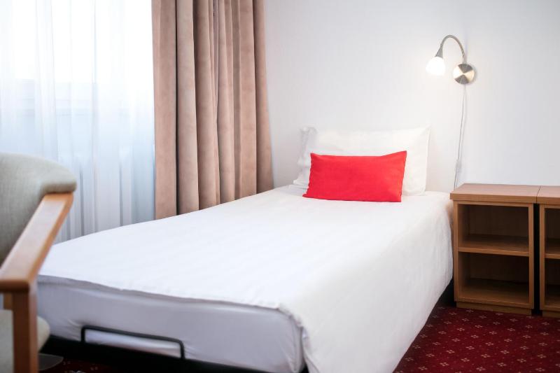 Triple Room (1 Adult) image 3