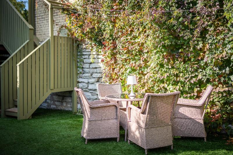 Budget Double Room with Shared Kitchen image 3