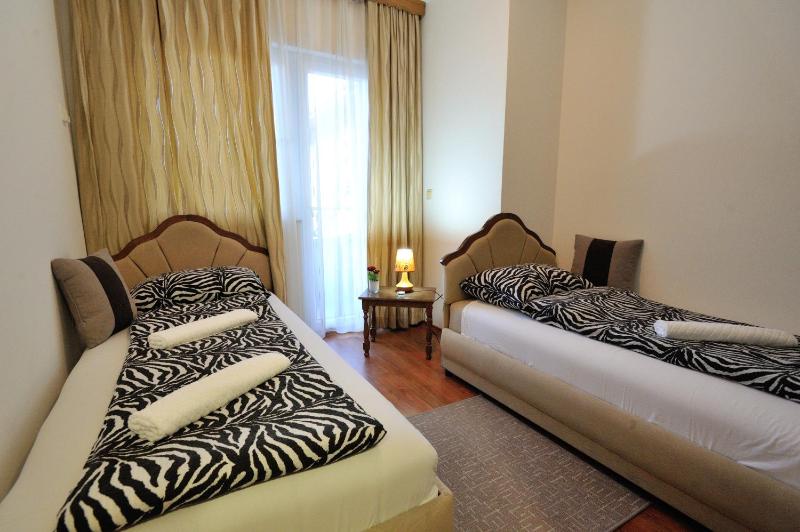 Twin Room with Balcony image 4