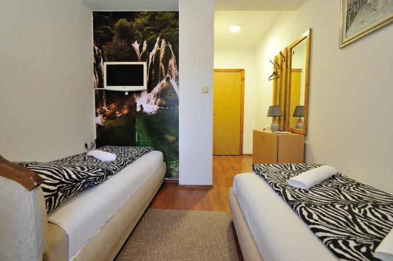 Twin Room with Balcony image 3