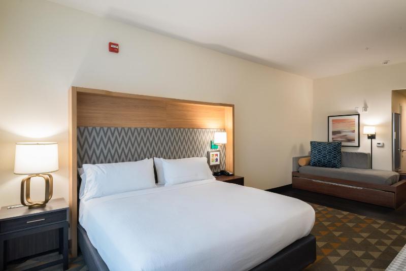 Deluxe King Room - Hearing Accessible with Bath Tub/Non-Smoking image 4