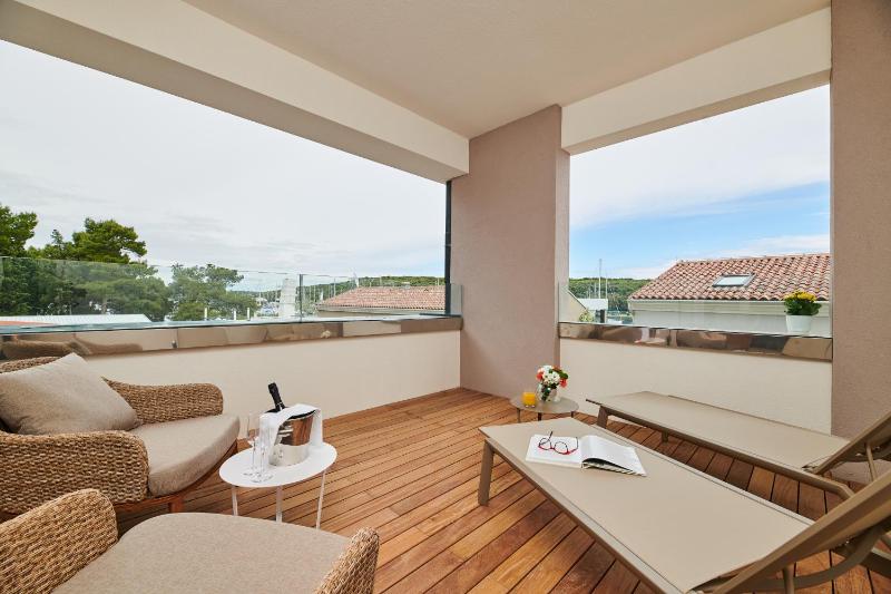 Double Room with Balcony image 3