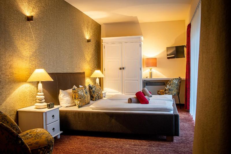 Standard Double Room image 3