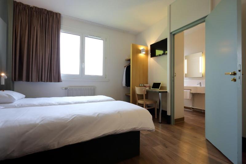 Standard Twin Room image 3