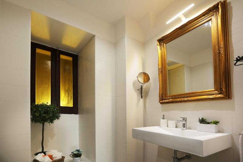 Quadruple Room with Balcony image 4