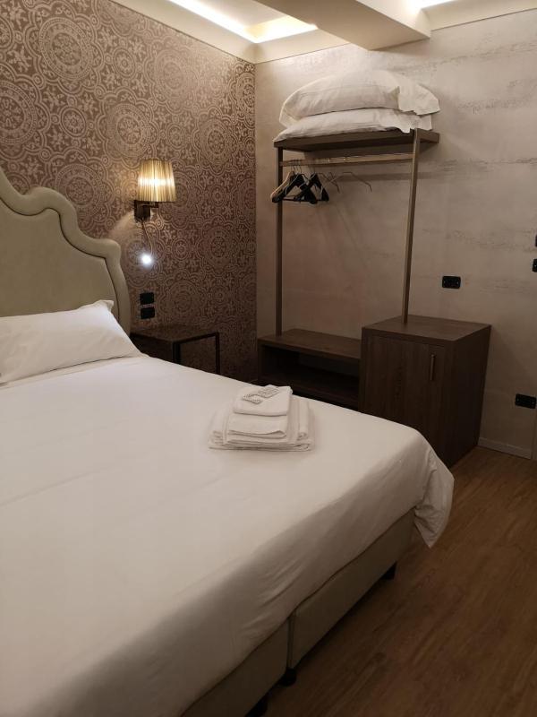 Economy Double Room image 4