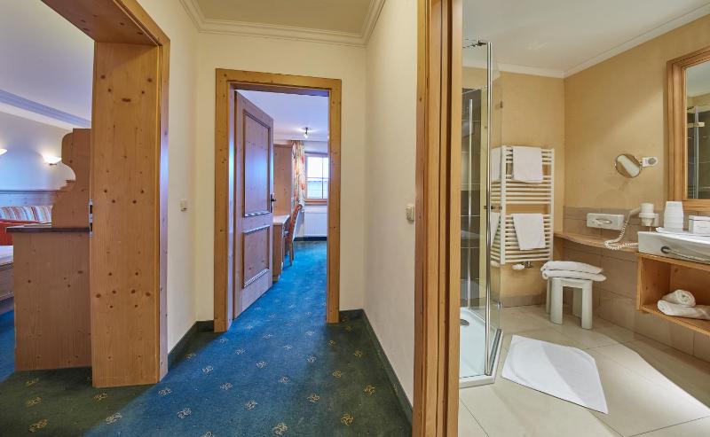 Deluxe Family Suite with Shower and Bathroom image 4