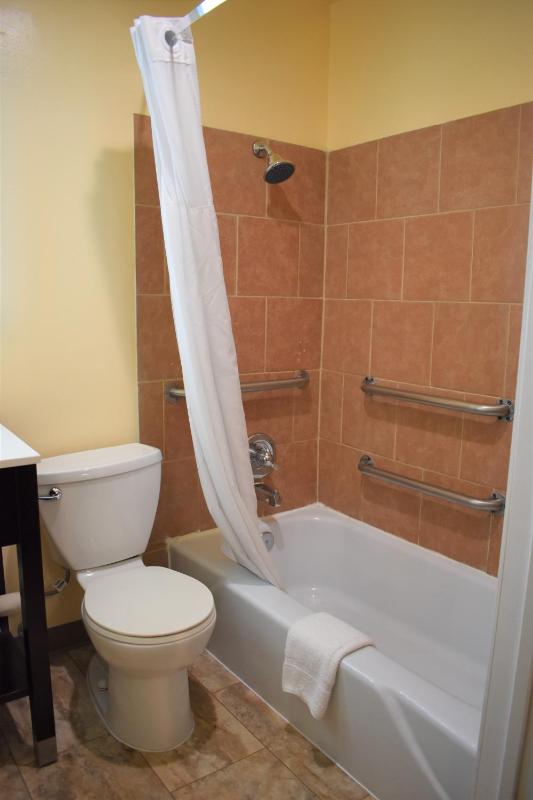 Queen Room - Mobility Accessible image 3