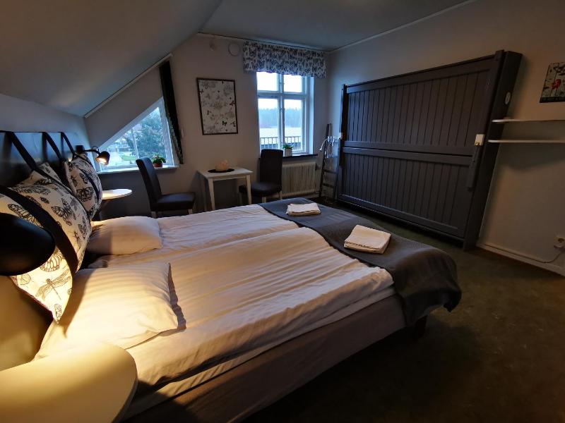 Twin Room with Shared Bathroom image 2