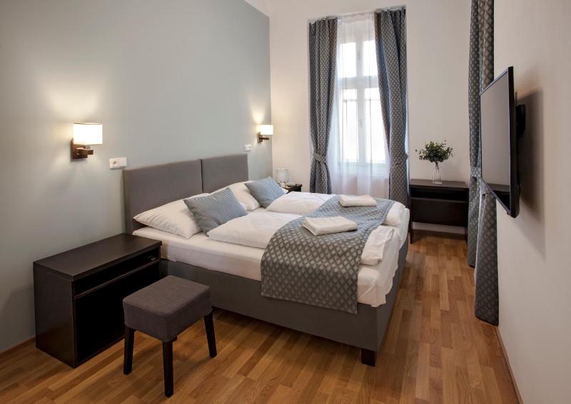 Double Room image 3