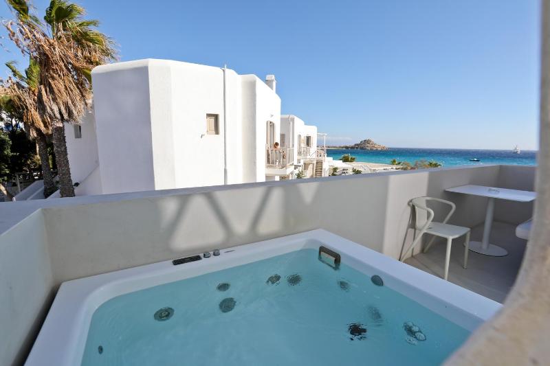 Luxury Double with Outdoor Hot Tub and Partial Sea View  image 4