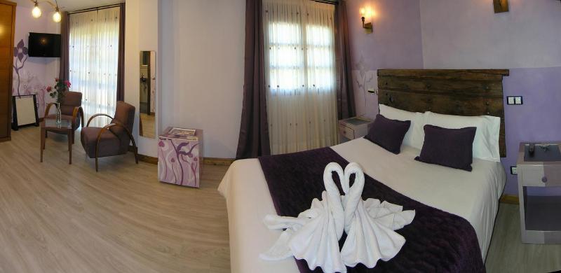 Deluxe Double Room with Hydromassage Bath image 2