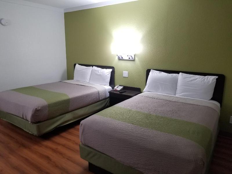 Queen Room with Two Queen Beds - Non-Smoking image 2