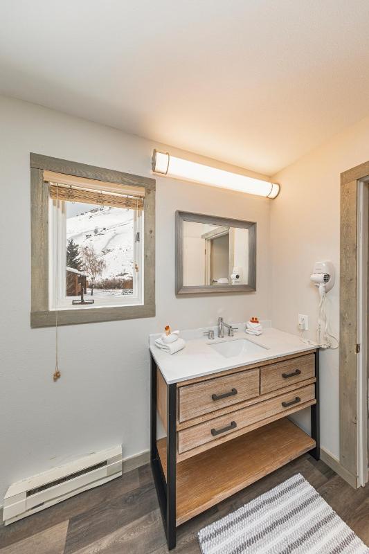 Deluxe King Room image 2