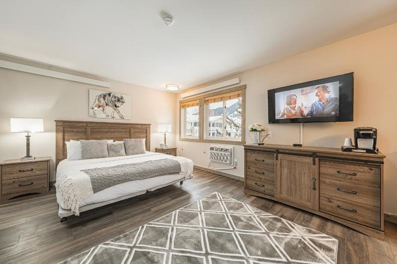 Deluxe King Room image 3