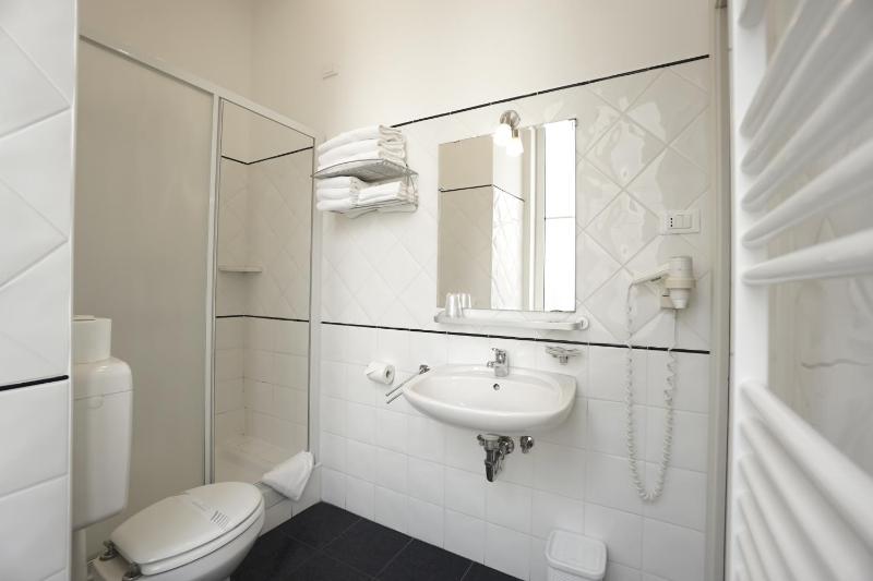 Single Room with Private External Bathroom image 4