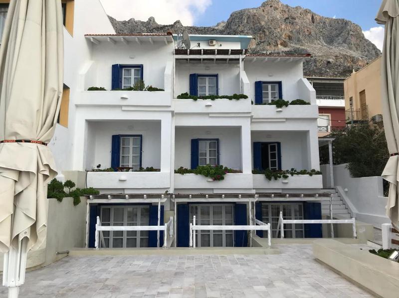 Deluxe Double or Twin Room with Sea View image 3