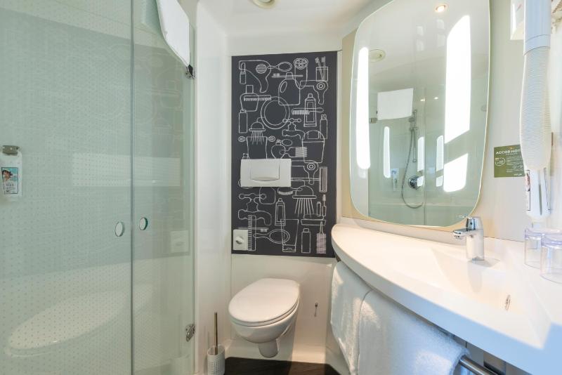 Standard Twin Room image 3