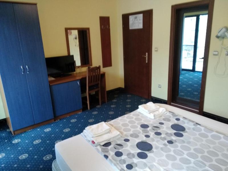 Double Room image 3