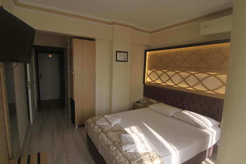 Classic Double Room with Sea View image 4