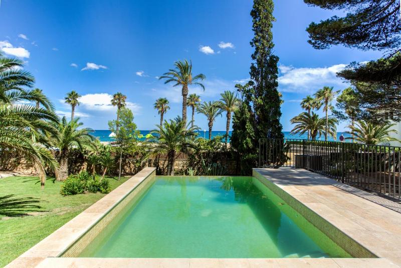 TarracoHomes Villa with Botanic Garden and Private Pool facing the Beach - image 17