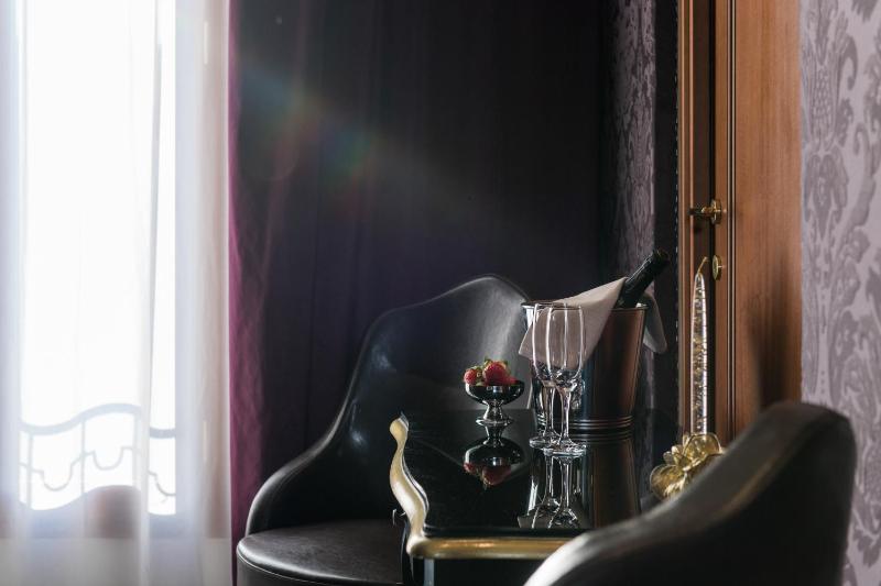 Deluxe Room with Grand Canal View image 3