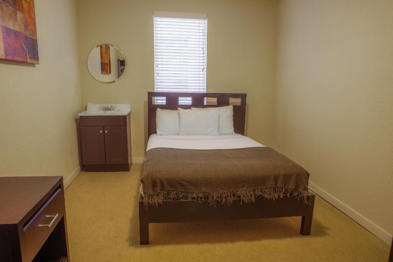 Standard Queen Room with Shared Bathroom image 2