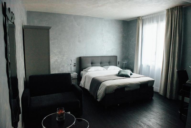Double Room with Spa Bath image 1