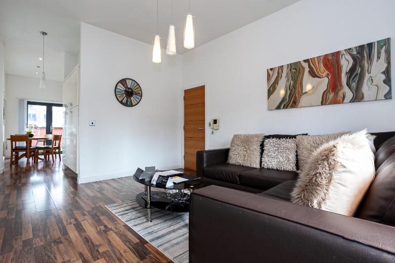 Deluxe Two-Bedroom Apartment image 4