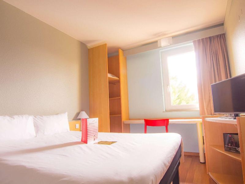 Standard Double Room image 3