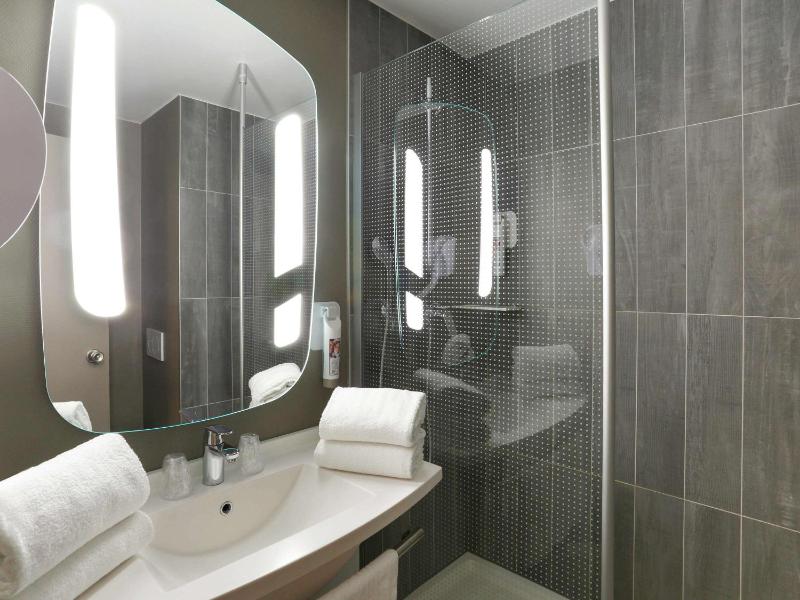 Superior Room with 1 Double Bed and 1 Single Bed - Non-Smoking image 3