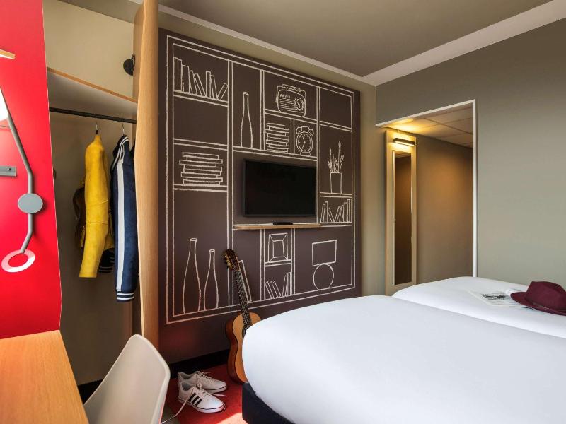 Standard Twin Room image 3