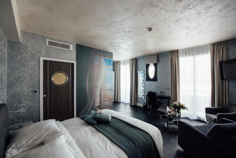 Deluxe Double Room image 2
