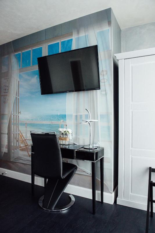 Standard Double Room image 3