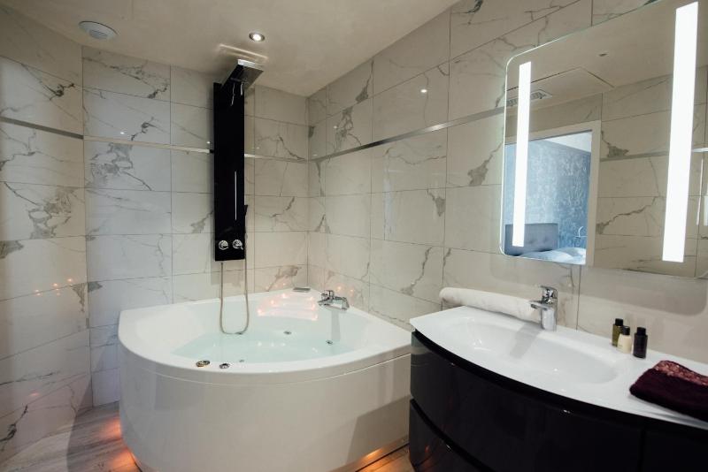 Deluxe Double Room image 3