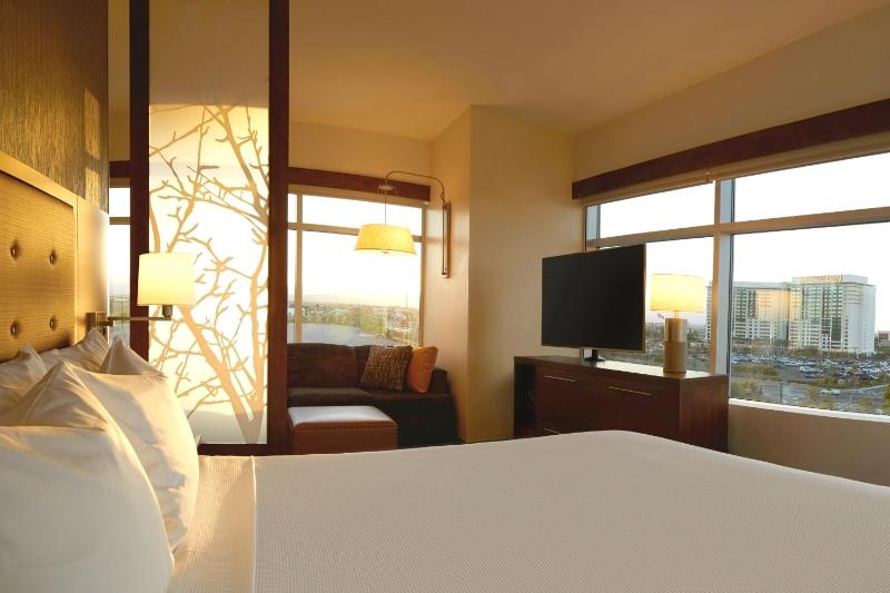 King Room with Sofa Bed and View image 3