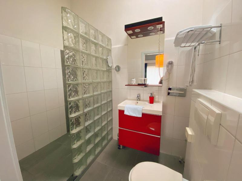 Twin Room image 4