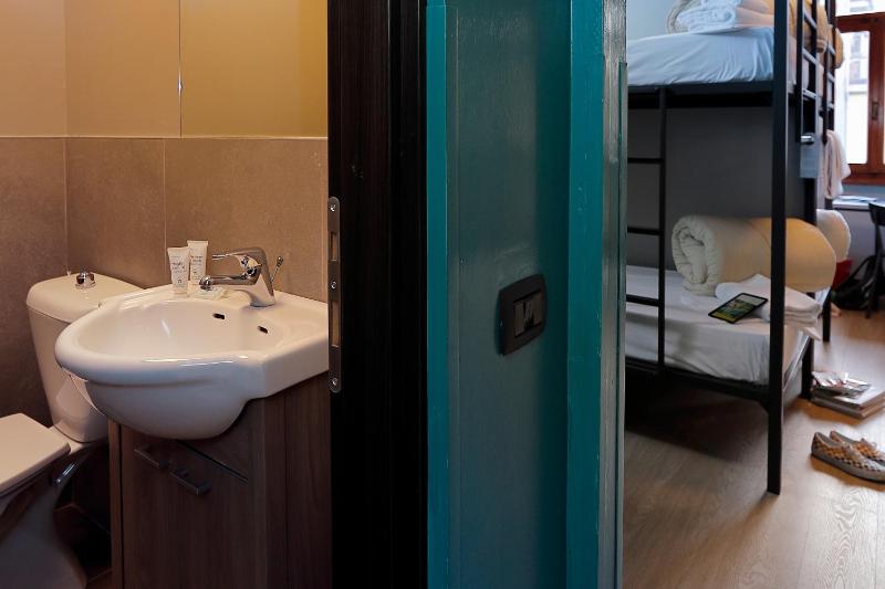 Bed in 4-Bed Mixed Dormitory Room image 4