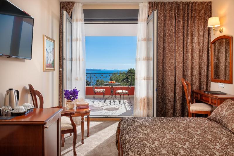 Deluxe Double Room with Balcony - Free Parking image 3