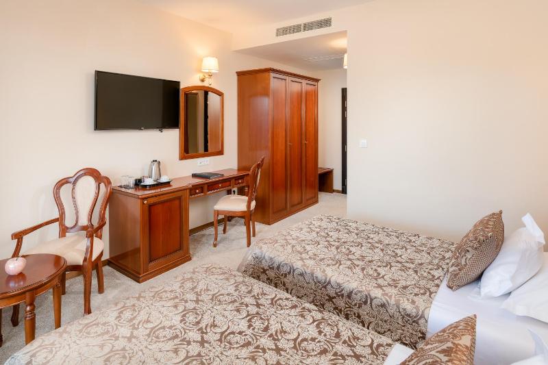 Superior Double Room with Balcony - Free Parking image 3