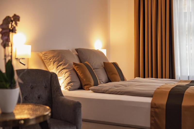 Deluxe King Room image 2
