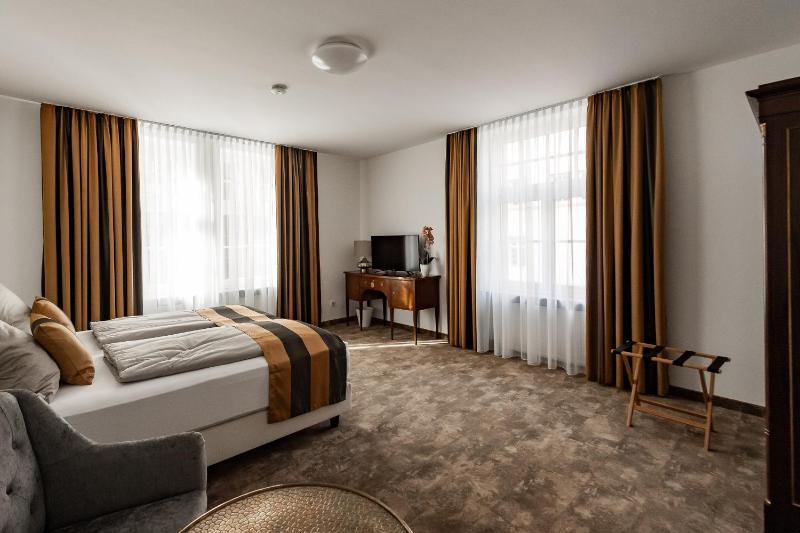 Deluxe King Room image 1