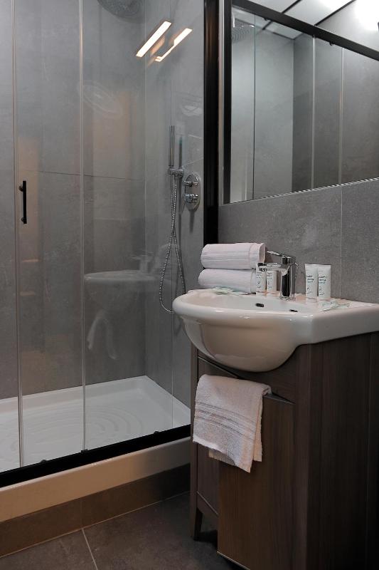 Bed in 8-Bed Mixed Dormitory Room image 1