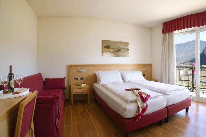 Twin Room image 3