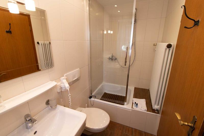 Standard Triple Room image 2